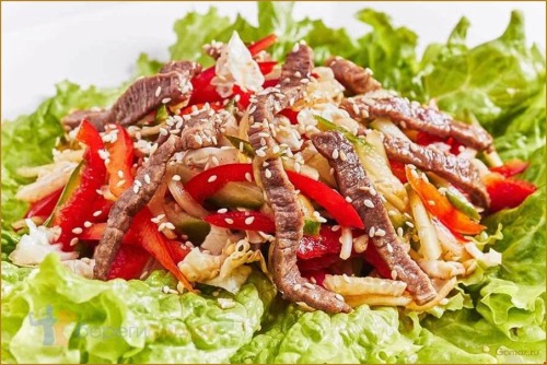 САЛАТ С ЖАРЕНОЙ СВИНИНЫ КУНЖУТОМ И ПЕРЕЦ БОЛГАРСКИЙ